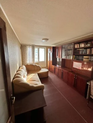 Selling a 3-room apartment on Kholodnaya Gora.