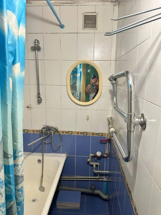 Selling a 3-room apartment on Kholodnaya Gora.