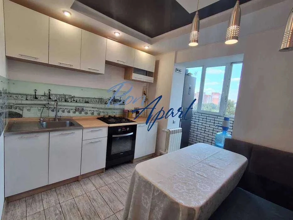 3-room apartment for sale, Academician Efremova Street, 98,200 dollars.
