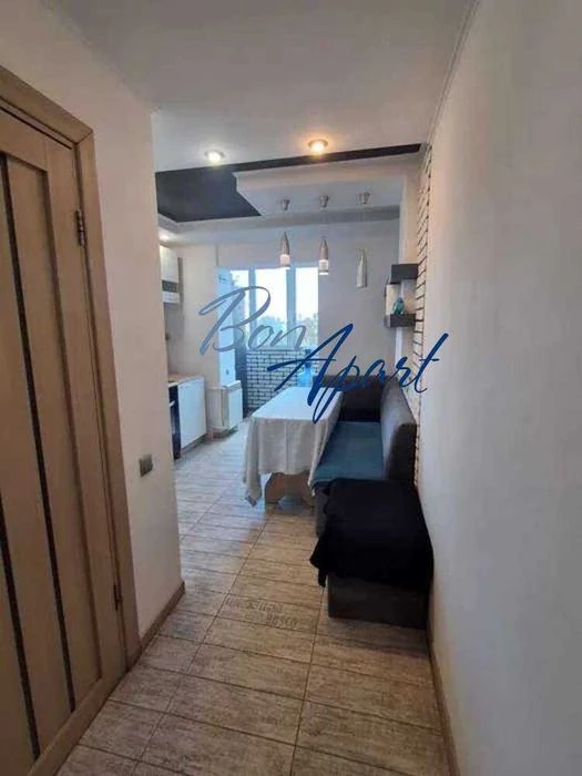 3-room apartment for sale, Academician Efremova Street, 98,200 dollars.