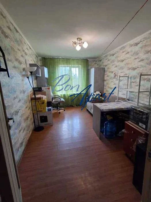 3-room apartment for sale, Academician Efremova Street, 98,200 dollars.