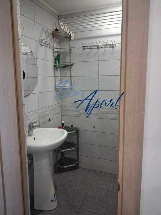 3-room apartment for sale, Academician Efremova Street, 98,200 dollars.