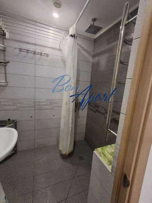 3-room apartment for sale, Academician Efremova Street, 98,200 dollars.