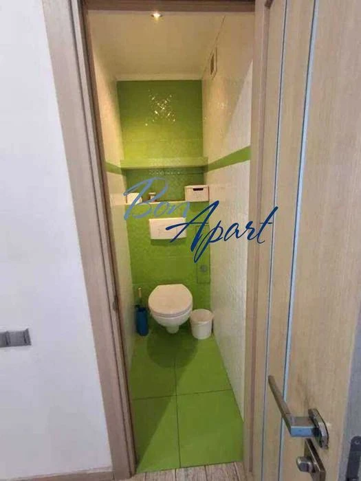 3-room apartment for sale, Academician Efremova Street, 98,200 dollars.