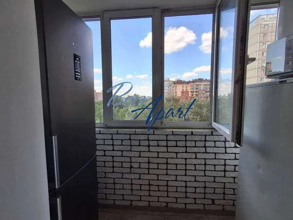 3-room apartment for sale, Academician Efremova Street, 98,200 dollars.