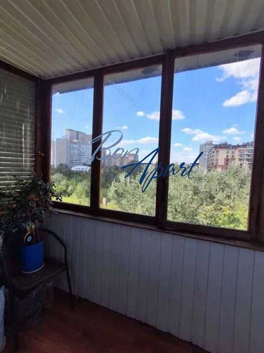 3-room apartment for sale, Academician Efremova Street, 98,200 dollars.