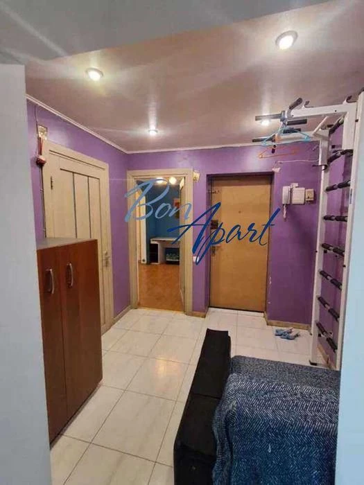 3-room apartment for sale, Academician Efremova Street, 98,200 dollars.