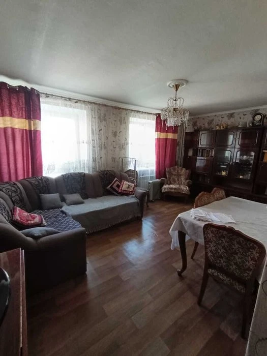 Selling a 4-room apartment on Kholodnaya Gora near the metro station.