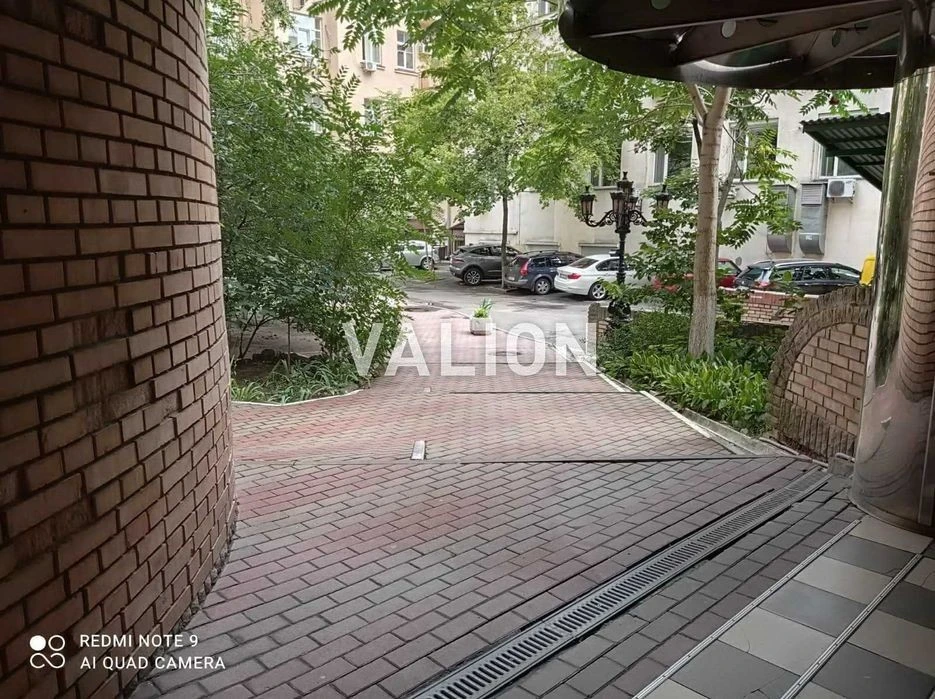 Three-level apartment for sale at 7b Nazarivska Street. Center.