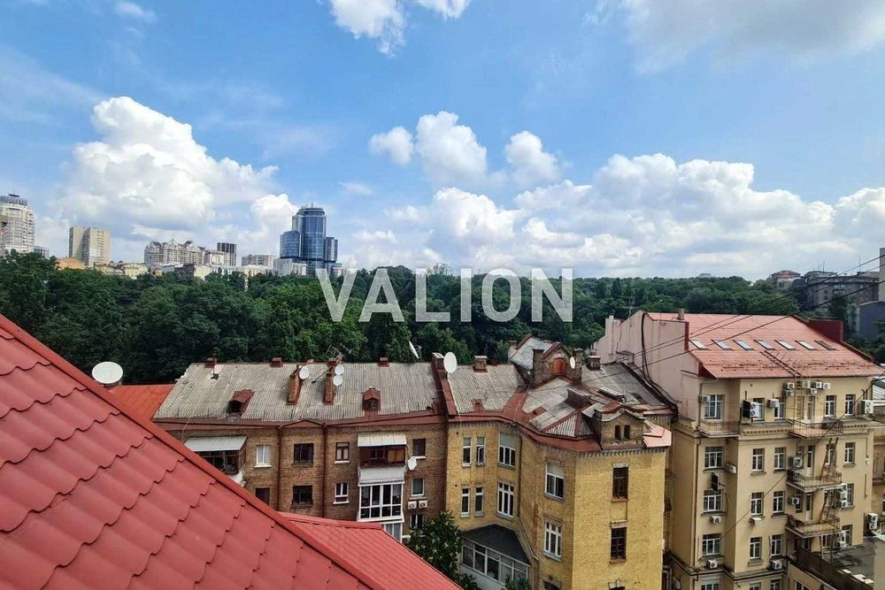 Three-level apartment for sale at 7b Nazarivska Street. Center.