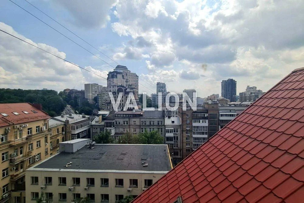 Three-level apartment for sale at 7b Nazarivska Street. Center.