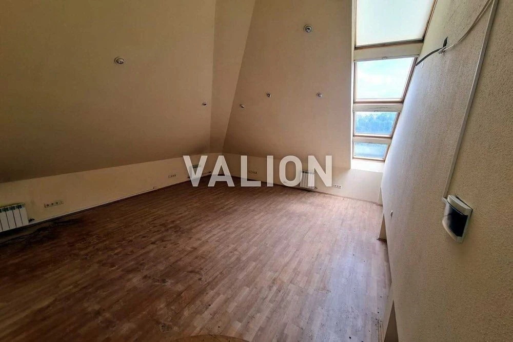 Three-level apartment for sale at 7b Nazarivska Street. Center.