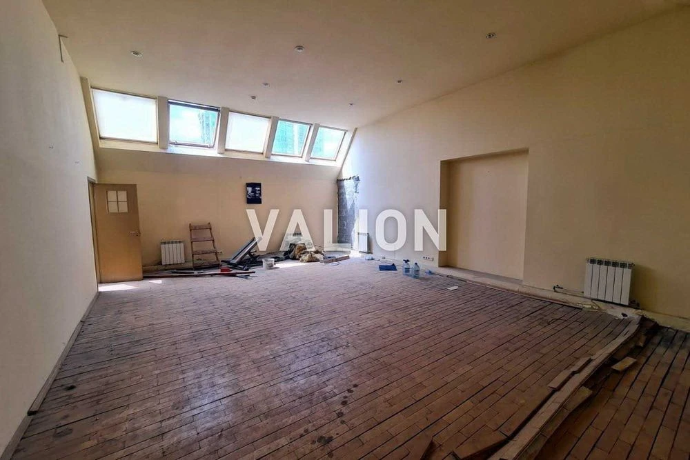 Three-level apartment for sale at 7b Nazarivska Street. Center.