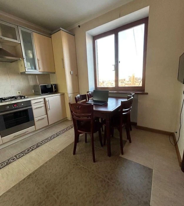 4-кімнатна квартира в центрі міста по вул. Ріхтера
