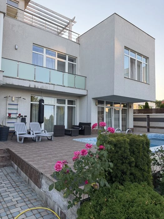 OWNER'S house for sale in Sauvignon, basement, garage, swimming pool