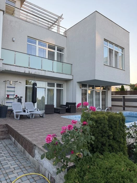 OWNER'S house for sale in Sauvignon, basement, garage, swimming pool