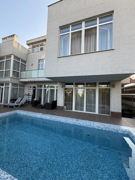 OWNER'S house for sale in Sauvignon, basement, garage, swimming pool