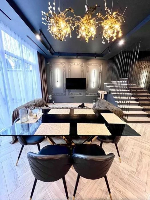 Designer renovated townhouse for sale! Joyful 92 Sherlock
