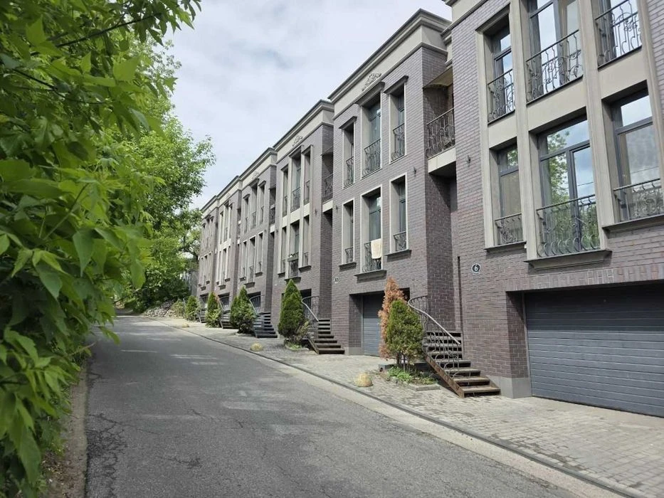 Designer renovated townhouse for sale! Joyful 92 Sherlock