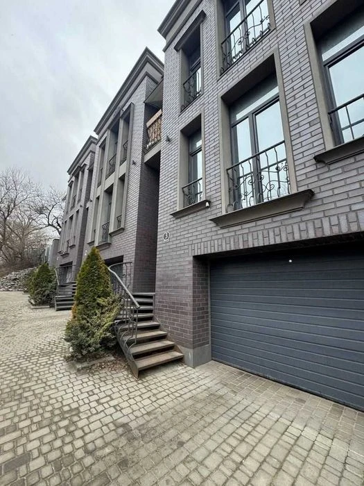 Designer renovated townhouse for sale! Joyful 92 Sherlock