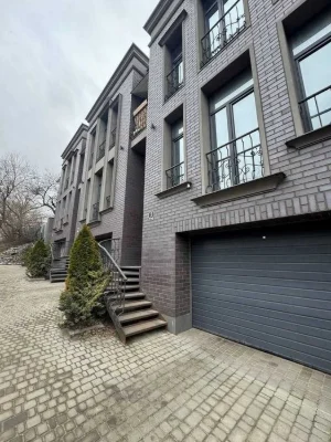 Designer renovated townhouse for sale! Joyful 92 Sherlock