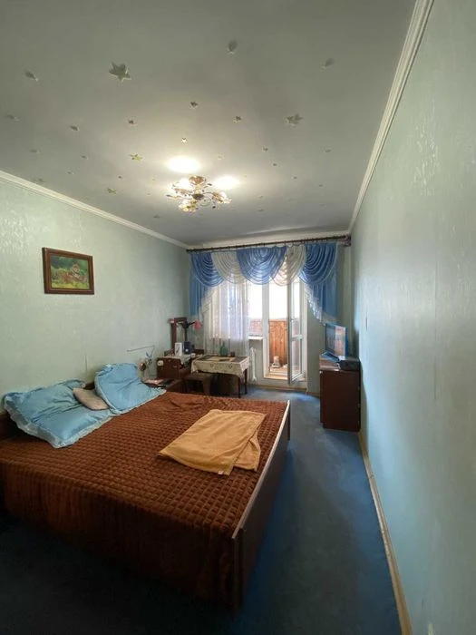 В продаже 5-комнатная квартира с прекрасным видом на море.
