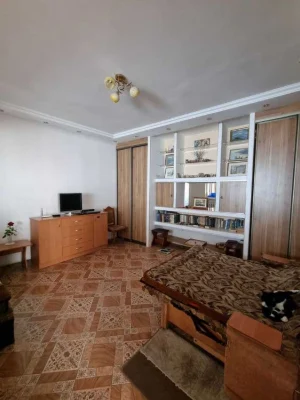 I will sell the house at the price of an apartment. My own yard, gas heating.