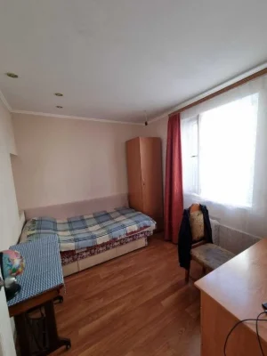 I will sell the house at the price of an apartment. My own yard, gas heating.
