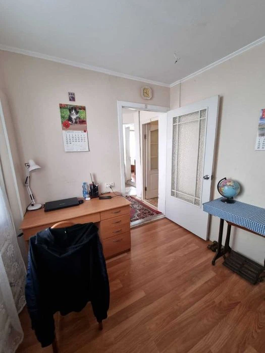 I will sell the house at the price of an apartment. My own yard, gas heating.