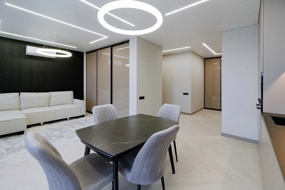 * Without % Stylish 3-room apartment on Kadetskyi Hay Street,