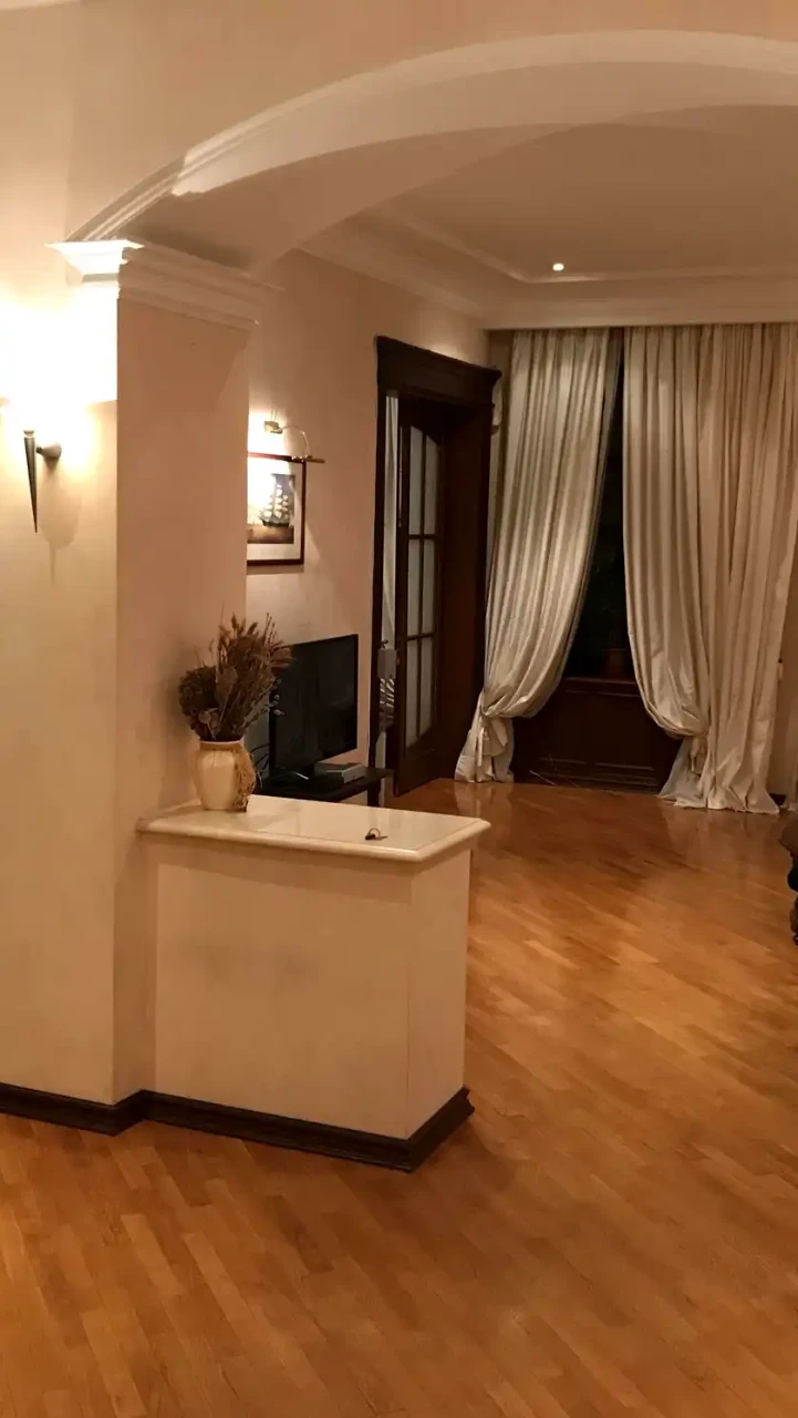 Продажа квартиры 4-комн. 160 м² 1/3 эт.