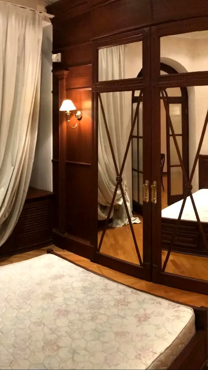 Продажа квартиры 4-комн. 160 м² 1/3 эт.