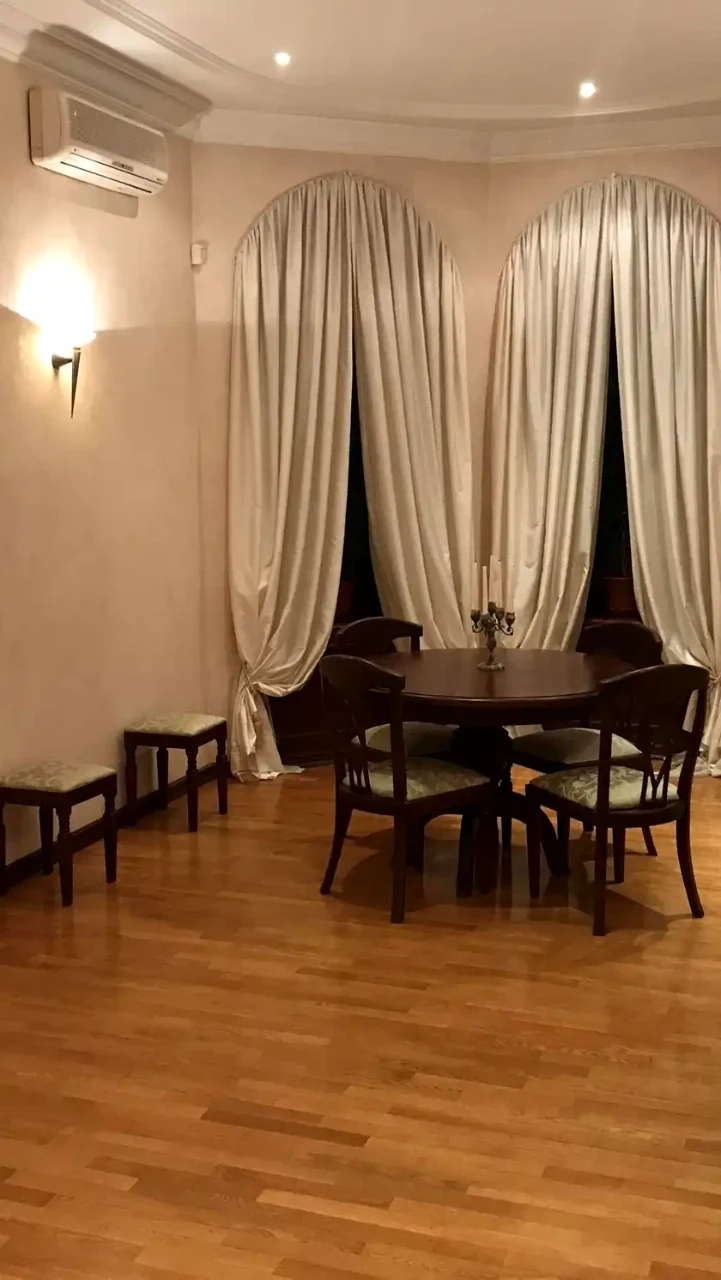 Продажа квартиры 4-комн. 160 м² 1/3 эт.