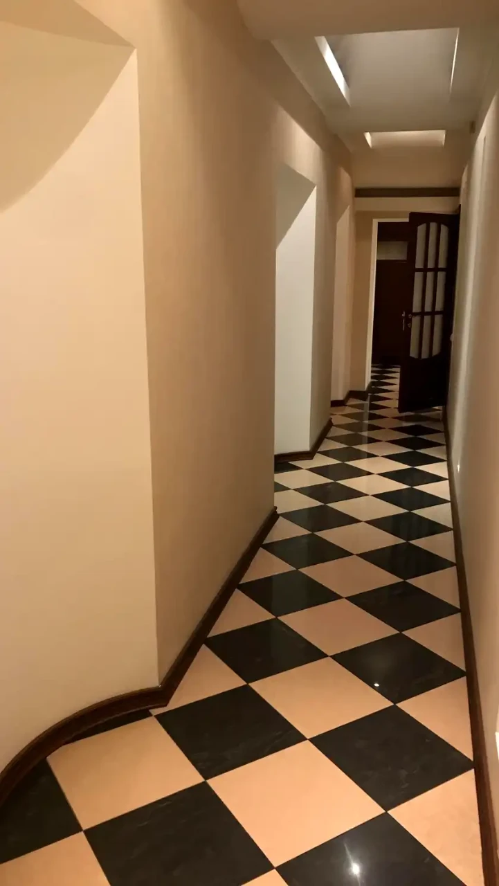 Продажа квартиры 4-комн. 160 м² 1/3 эт.
