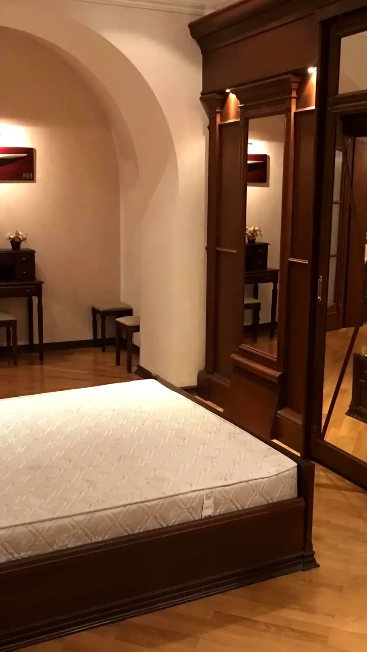 Продажа квартиры 4-комн. 160 м² 1/3 эт.