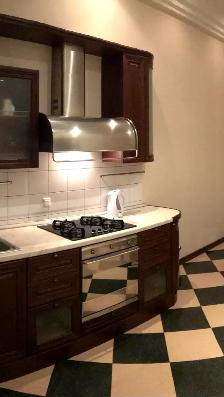 Продажа квартиры 4-комн. 160 м² 1/3 эт.