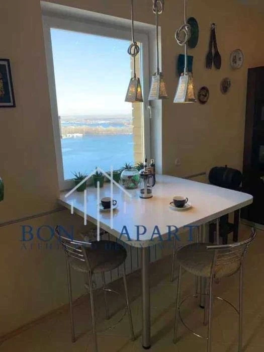 Spectacular 3-room apartment in Obolonski Lipki with its own parking space