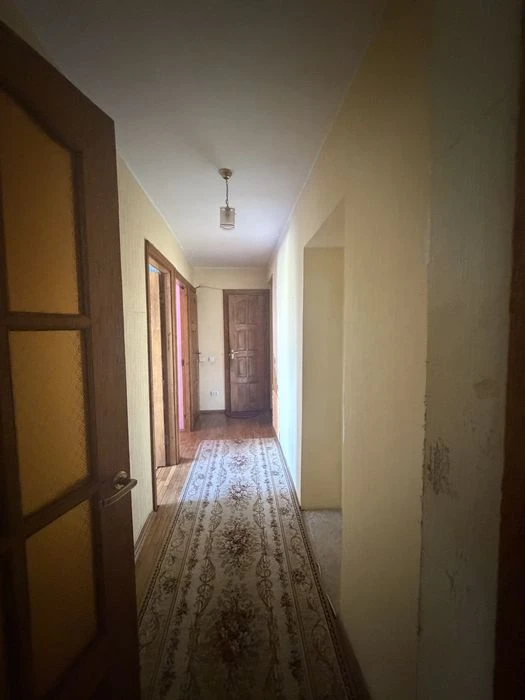 Продається простора 4-кімнатна квартира по вул Степана Банде