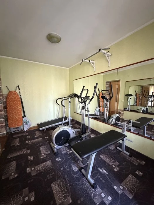 Продається простора 4-кімнатна квартира по вул Степана Банде