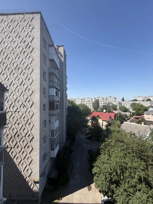 Продається простора 4-кімнатна квартира по вул Степана Банде