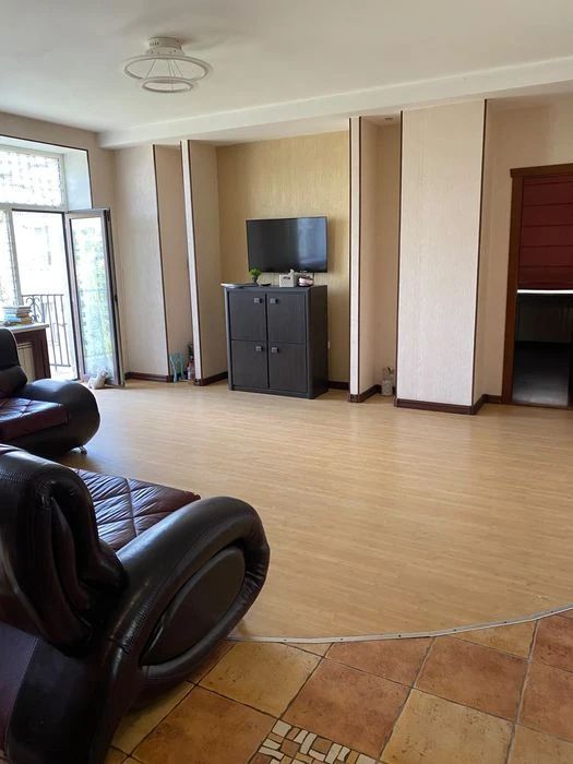 For sale 3-bedroom apartment in the embankment area