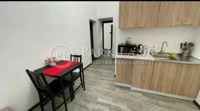 CENTER I will sell a 4-room apartment on Bolshaya Vasilkovskaya Square near the Hermitage.