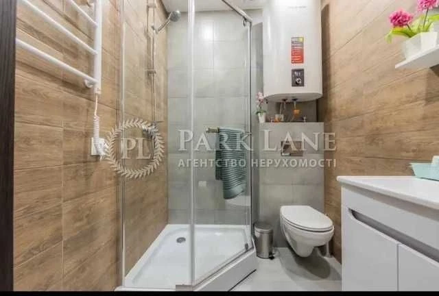 CENTER I will sell a 4-room apartment on Bolshaya Vasilkovskaya Square near the Hermitage.
