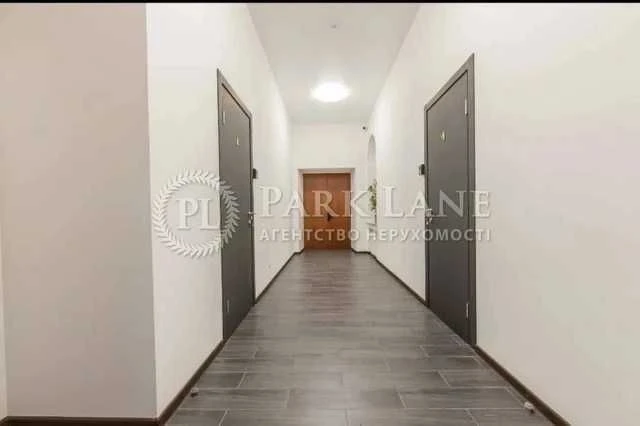 CENTER I will sell a 4-room apartment on Bolshaya Vasilkovskaya Square near the Hermitage.