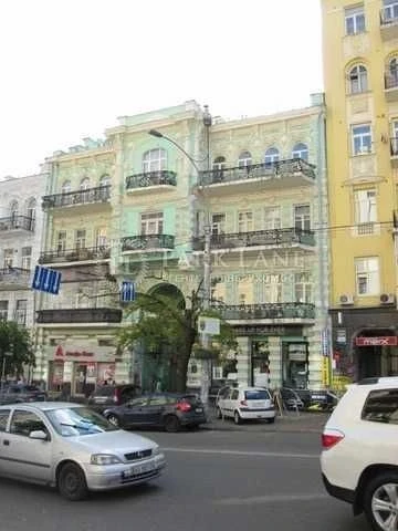 CENTER I will sell a 4-room apartment on Bolshaya Vasilkovskaya Square near the Hermitage.