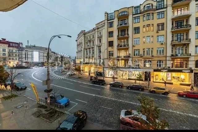 CENTER I will sell a 4-room apartment on Bolshaya Vasilkovskaya Square near the Hermitage.
