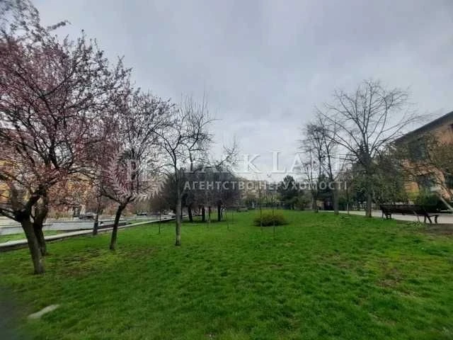 CENTER I will sell a 4-room apartment on Bolshaya Vasilkovskaya Square near the Hermitage.