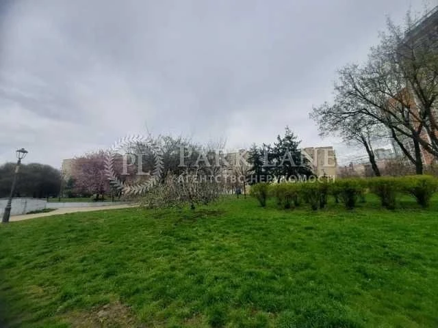 CENTER I will sell a 4-room apartment on Bolshaya Vasilkovskaya Square near the Hermitage.