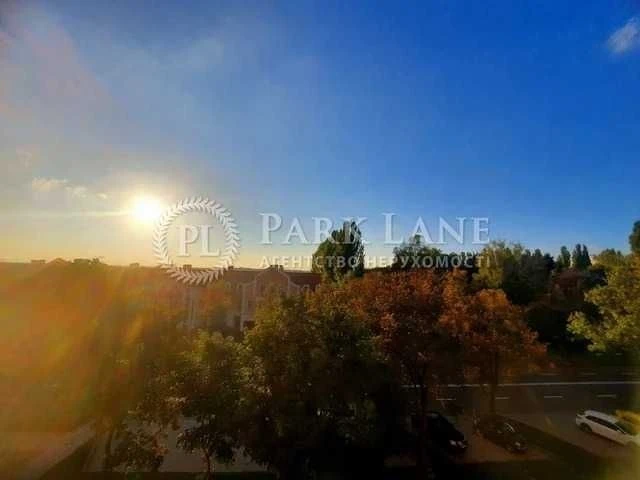 CENTER I will sell a 4-room apartment on Bolshaya Vasilkovskaya Square near the Hermitage.