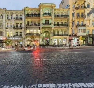 CENTER I will sell a 4-room apartment on Bolshaya Vasilkovskaya Square near the Hermitage.